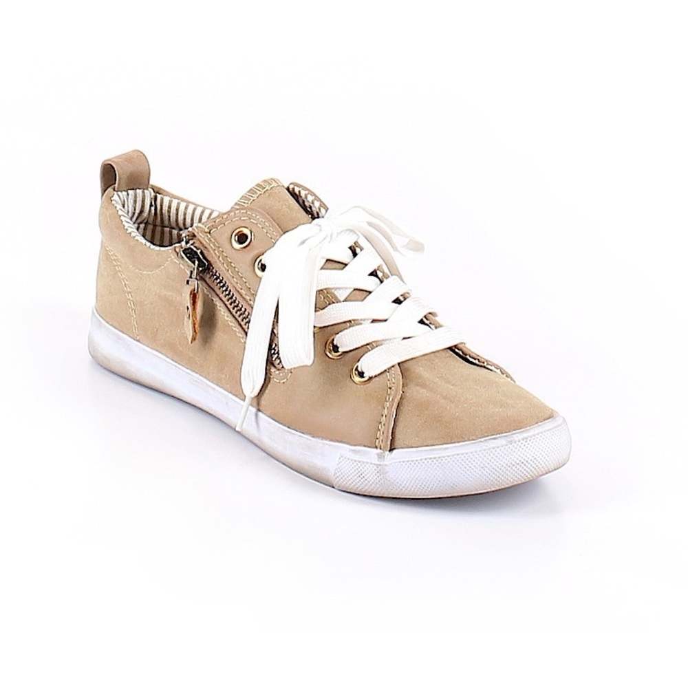 LIKE NEW ✨ Women’s Vanity Sneaker size 7